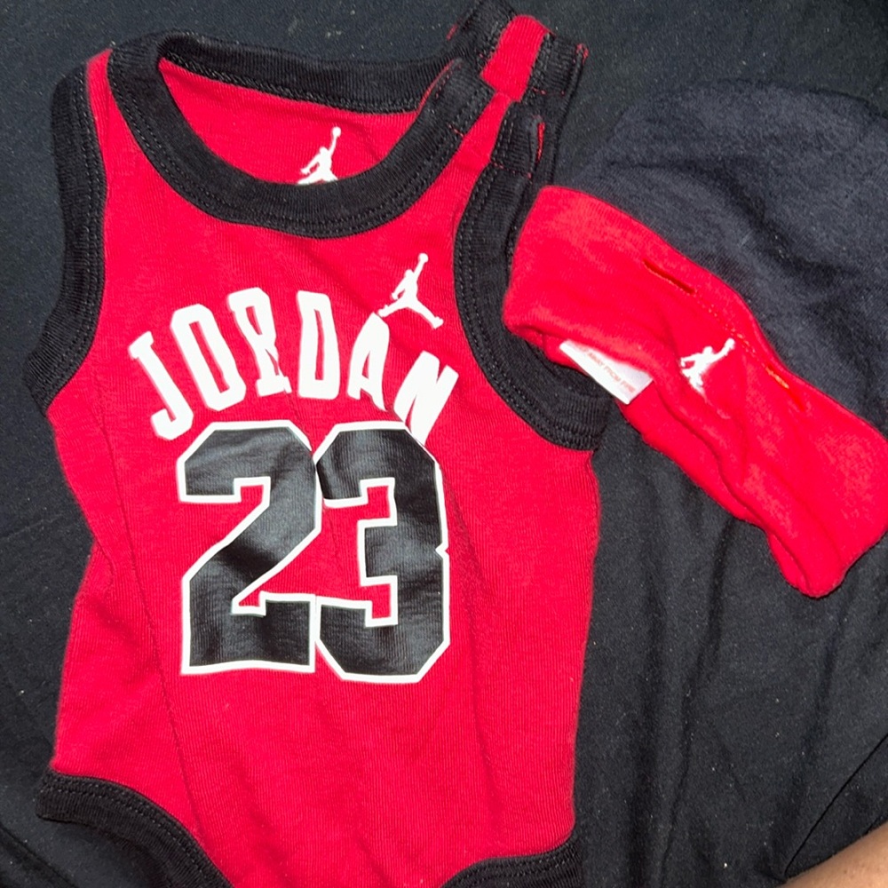 Jordan tank top onesie with hat 0-6 MONTHS shoulder 2 buttons bottom 3 buttons